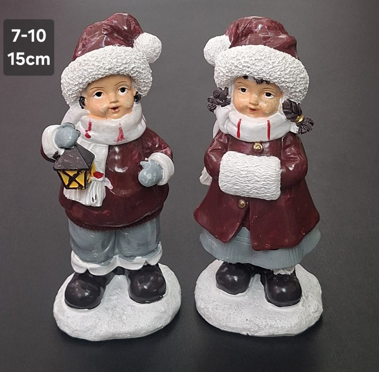 Set 2 Figurine Decorative de Crăciun din Ceramică – Fetiță și Băiețel cu Felinar, Vișiniu și Gri - 15cm